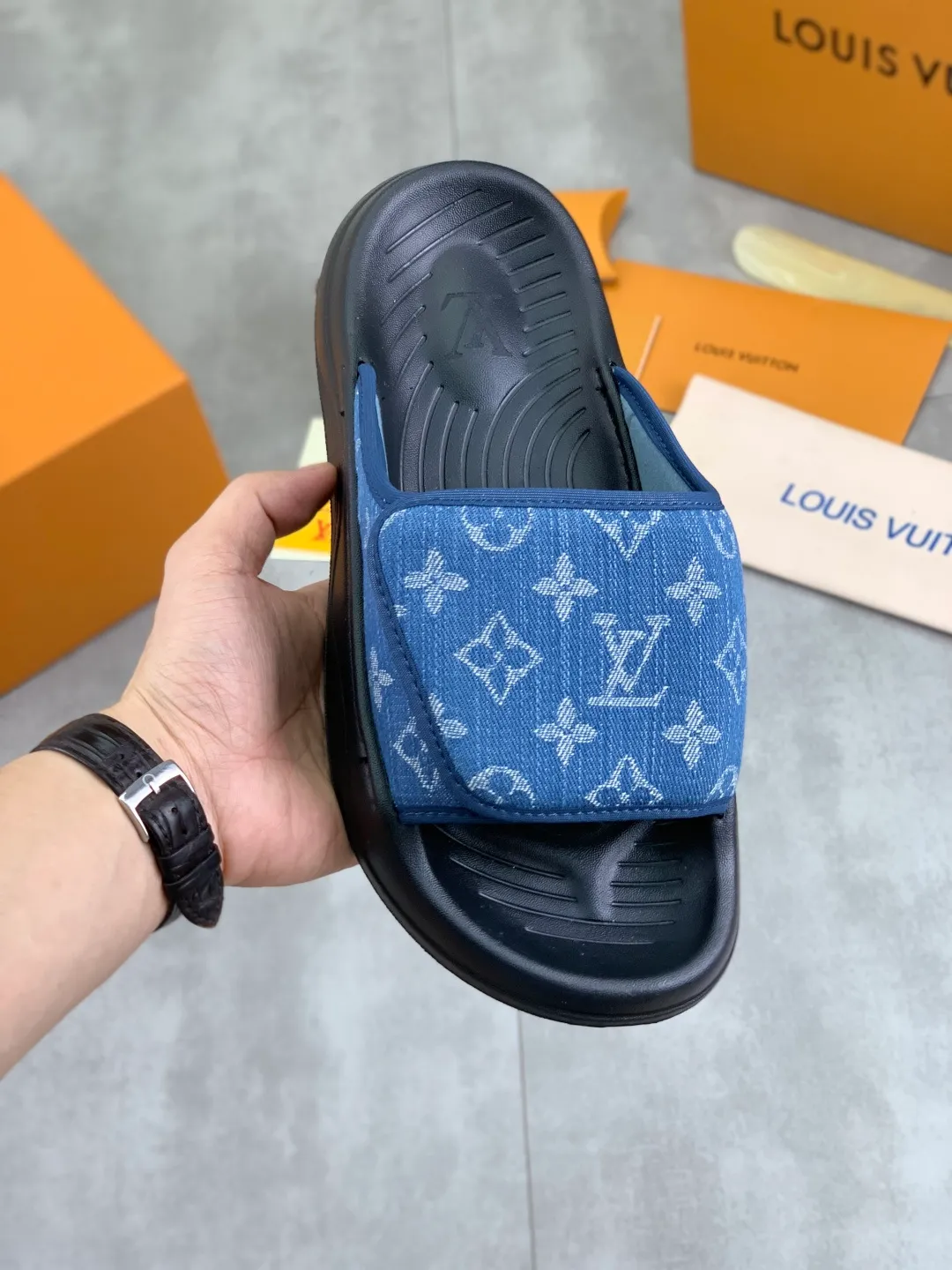 Men's shoes 💰P320💰【New style】🆘 Original quality 【LOUIS VUITTON】The popular Louis Vuitton LV men's slippers on the official website are on sale simultaneously! Original fabric imported from Italy. Original bottom provided by the original factory. Number of yards: 38-44 (customized to 45). Multiple colors to choose from. Fully packaged drawer box.